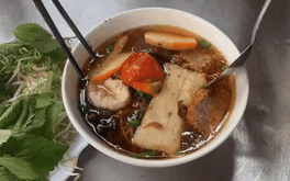 Bún treo Như Ý: Sài Gòn xưa nay là vậy đấy, thương nhau qua từng bữa cơm, tô bún