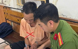 Tạm giữ ông bố xích hai chân con trai treo ngược rồi đánh