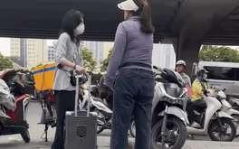 Từ vụ bà bán trà đá đuổi cô gái khỏi vỉa hè, làm sao để không xử phạt kiểu 'bắt cóc bỏ dĩa'?