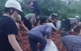 Giao công an xác minh vụ nữ tài xế lái xe tải bị lật, 'người dân nhặt gần hết 4 tấn vải'