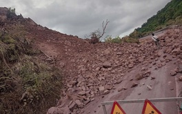Sạt lở đất chặn đường lên Cửa khẩu quốc tế La Lay