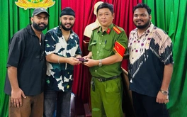 Công an phường Chợ Quán trích xuất camera tìm điện thoại cho du khách