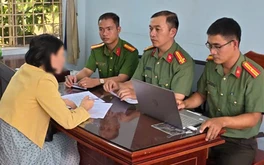 Công an làm việc với người phụ nữ đăng tin bảo hiểm y tế tăng phí hơn 30%