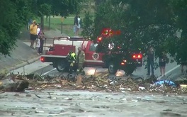 Giải cứu hai bé gái bám trụ trên cây sau lũ lụt ở Texas?