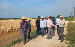 Sau 1 năm sống tạm bợ, người dân được cấp đất tái định cư nhưng vẫn chưa thể xây nhà