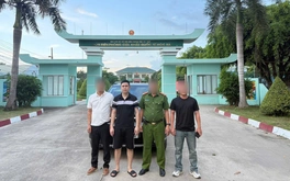 Trưởng phòng điều tra về ma túy vận động người bị truy nã từ Campuchia về nước đầu thú