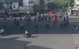 Vụ ô tô tông liên hoàn 12 xe máy: Bùng nổ tranh cãi 'tài chưa quen không nên dùng giữ phanh tự động'