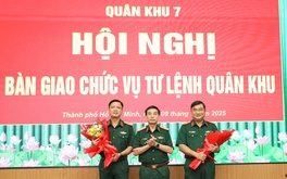Trung tướng Nguyễn Trường Thắng bàn giao chức vụ Tư lệnh Quân khu 7 cho Thiếu tướng Lê Xuân Thế