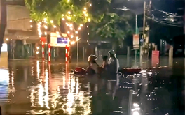 Thái Nguyên ngập sâu, dân bơi thuyền ra phố đón người về nhà