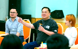 Khi một người nằm xuống là dịp để ta nói nhiều về yêu thương