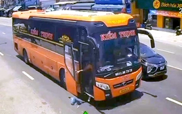 Dừng đèn đỏ trên quốc lộ 1, nhân viên xe khách thản nhiên vứt rác xuống đường