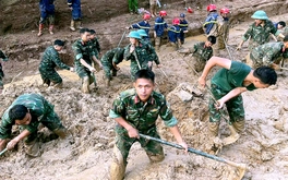 Quân đội khẩn cấp cứu trợ, dựng nhà bạt dã chiến cho dân vùng lũ Điện Biên