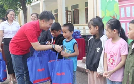 Ngăn dòng học sinh vùng lũ Nghệ An bỏ học