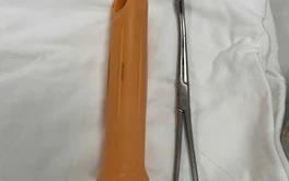 Thanh niên nhét cán cây lau nhà vào hậu môn, trôi sâu đến trực tràng