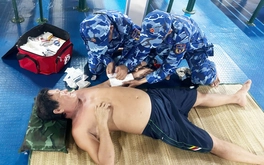 Cảnh sát biển 4 hỗ trợ kịp thời ngư dân bị gãy xương cẳng tay trên biển