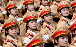 Những ‘bóng hồng thép’ rèn quân chuẩn bị diễu binh giữa tiết trời nóng đến 40 độ