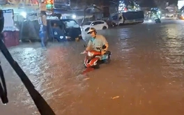 Sau một ngày nắng, TP.HCM sấm chớp sáng trời, mưa ngập nhiều nơi