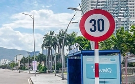 Cắm bảng 30km/h: Có phải lối thoát cho xe điện du lịch?