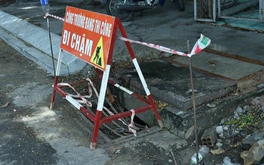 Đã xử lý xong nắp cống 'há miệng' trên đường Nguyễn Du