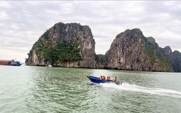 Tàu quân y và xuồng cơ động trực 24/24h trên vịnh Hạ Long