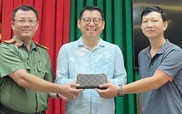 Nhặt chiếc ví du khách Hàn Quốc đánh rơi tại Nha Trang, người đàn ông Hà Nội gởi công an tìm trả