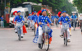52 cặp cô dâu - chú rể rước dâu bằng xe đạp, đến sảnh tiệc bằng metro