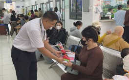 Cuộc thi Lan tỏa năng lượng tích cực 2026: Đi khám bệnh, nhiều phụ nữ bất ngờ nhận hoa và quà