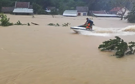 All-out mobilization to rescue flood-stricken communities in central Vietnam
