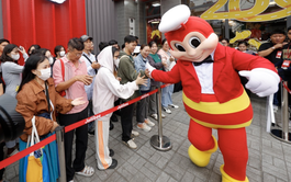 Haidilao restaurant operator, Jollibee fast food chain thrive in Vietnam