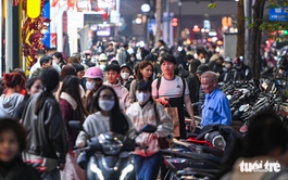 Hanoi fashion streets packed with Tet shoppers