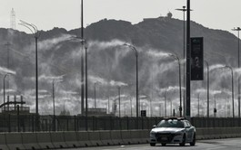 With ice cream and giant fans, hajj pilgrims battle searing heat