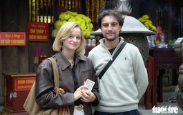 French tourists receive unexpected lucky money during Vietnamese spiritual ritual