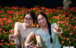 Hoan Kiem Lake’s new light display draws Hanoi visitors for nighttime photos