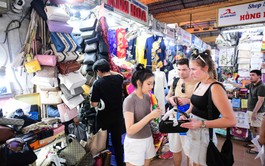 Tourists bring new life to Vietnam’s traditional markets