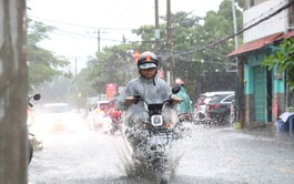 Heavy rain, high tide flood streets in Ho Chi Minh City