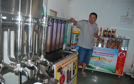 Vietnamese teacher revives traditional fish sauce craft