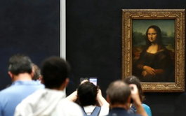 Man arrested after smearing Mona Lisa with cake at Louvre