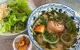 Ho Chi Minh City 'bún bò' stall draws crowds despite being open for only 2 hours a day