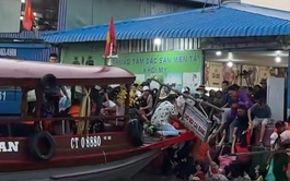 Tourists fall into river while visiting floating market in Vietnam’s Mekong Delta