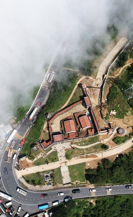 Ngắm 'thiên hạ đệ nhất hùng quan' Hải Vân từ trên cao