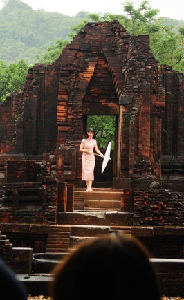 Thánh địa Mỹ Sơn huyền ảo trong thung lũng bao quanh rừng già