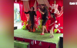 Video: Foreign tourists join Can Tho wedding party, sing Vietnamese songs and give cash gifts