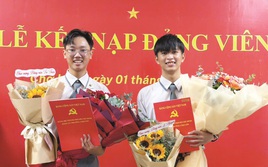 Đôi bạn Trường THPT Hùng Vương cùng được kết nạp Đảng