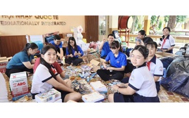 Thầy trò Trường THCS Hoa Lư gửi quà đến bạn bè Khánh Hòa