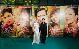 Trường Giang - Nhã Phương tay trong tay tạo nên khoảnh khắc gây sốt
