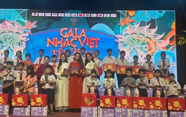 Hồ Ngọc Hà và các nghệ sĩ của Gala nhạc Việt tặng quà Tết cho 500 trẻ em nghèo