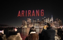 BTS thắp sáng trời đêm New York với drone show, tất bật với lịch trình dày đặc