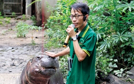 'Nghề' chăm sóc động vật tại Thảo cầm viên Sài Gòn