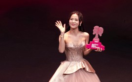 Jisoo tỏa sáng tại Cannes, BIGBANG hé lộ tour diễn kỷ niệm 20 năm ra mắt