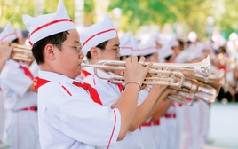 Những người âm thầm xây dựng đội hình nghi lễ, trống kèn